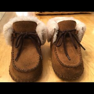 Size 4/5 baby Ugg slippers